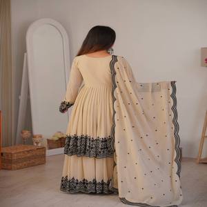 Conjunto de Traje Bordado en Georgette Premium VASTRA COTTAGE con Plazzo y Dupatta, Listo para Usar, Colección Elegante para Fiestas y Eventos - Product Image 4