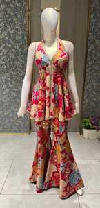 Ensemble haut à col halter et peplum floral multicolore vibrant avec pantalon palazzo évasé - Mélange de soie élégant pour femme, idéal pour les fêtes et les mariages - Product Image 2