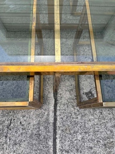 Mesa de centro de diseño único en latón y vidrio, mesa de centro geométrica de lujo, mesa de cóctel contemporánea con marco de latón - Product Image 2
