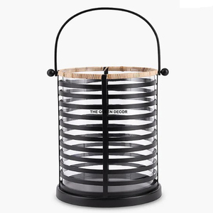 Lanterne suspendue élégante et luxueuse en métal doré et verre, faite à la main, pour balcon domestique, avec pot à bougie unique en béton, en vente - Product Image 6
