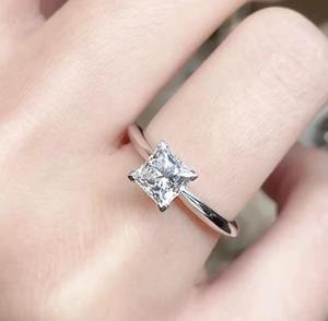 Anillo de compromiso de lujo con diamantes clásicos de corte radiante VVS D para mujer, plata de ley, anillo de promesa con incrustaciones de diamantes. - Product Image 3