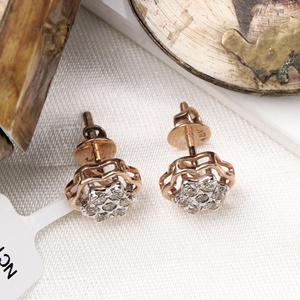 Pendientes de tuerca florales de oro rosa macizo de 14 quilates con diamantes de dos tonos al por mayor Memoria Jewels - Product Image 2