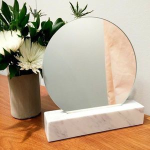 Miroir de maquillage de luxe sur pied avec base en marbre, miroir de toilette haut de gamme en métal doré, miroir de maquillage rotatif - Product Image 1