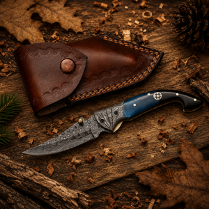 Cuchillo Plegable de Acero de Damasco con Mango Azul y Hoja de Punta Caída, Cuchillo Utilitario para Camping y Actividades al Aire Libre con Apertura de Perilla - Product Image 1