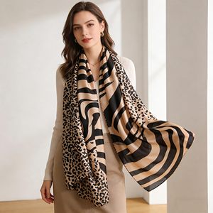 Écharpe en soie à impression numérique personnalisée avec votre propre design, fournisseur d'écharpes en soie, écharpe en soie de mûrier pure pour femmes - Product Image 6