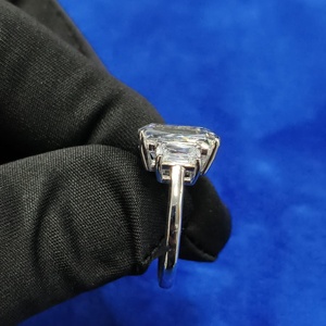 Anillo de compromiso y boda de 3 piedras con diamante cultivado en laboratorio de 6.50 CT, corte Ashoka, VVS, certificado IGI, chapado en oro de 14 quilates y plata, engaste de garras. - Product Image 6