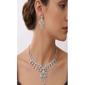 Ensemble Collier et Boucles d'Oreilles en Laiton Plaqué Argent avec Zircon, Design Classique à Pompon, Tendance et Élégant, Cadeau de Mariage pour Femme - Product Image 1