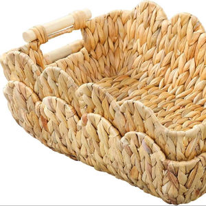 Petit panier en osier, lot de 2, panier festonné pour l'organisation et la décoration, paniers de rangement en jacinthe d'eau naturelle avec poignées en bois - Product Image 1