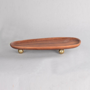 Elegante bandeja ovalada de madera con una textura suave y rica, elevada sobre elegantes patas esféricas de metal, ideal para la decoración del hogar. - Product Image 2