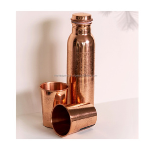 Botella de agua clásica de cobre para la hidratación diaria inspirada en las antiguas tradiciones de salud ayurvédicas. - Product Image 2