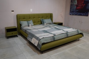 Cama King Size Moderna Tapizada con Cabecera Acolchada de Cuero PU/Terciopelo/Tela y Estructura Metálica CRCA con Recubrimiento en Polvo - Product Image 2