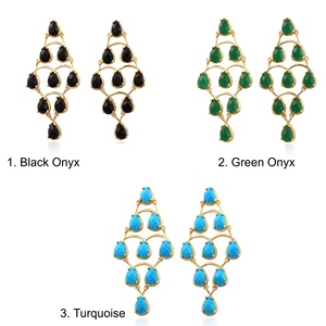 Boucles d'oreilles pendantes de créateur en onyx vert et pierres précieuses multi-gouttes, plaqué or 18 carats, en laiton, bijoux fantaisie - Product Image 6