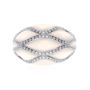 Bague en or jaune massif pour femme, motif diamant ondulé, avec bande ondulée et diamants pavés intégraux, et crème contrastante - Product Image 3