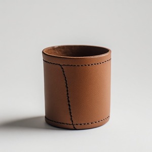 Mini pot en cuir élégant cousu main, conçu pour une décoration d'étagère stylée, avec une texture naturelle et une esthétique intemporelle - Product Image 1