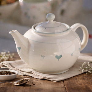 Théière élégante à motif cœur avec bec verseur lisse, poignée confortable, corps isotherme, idéale pour un service de thé élégant - Product Image 1