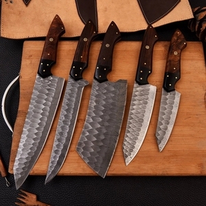 Ensemble de couteaux de chef écologiques en acier Damas fait main, 5 pièces, avec étui en cuir véritable et outil d'affûtage pour le pain - Product Image 1