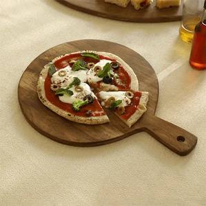 Planche en bois antidérapante tendance de 39,25 cm x 29 cm x 1,25 cm d'épaisseur pour servir et couper les pizzas, sûre et pratique avec poignée intégrée - Product Image 2