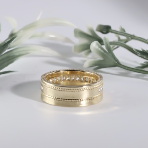 Anillo de compromiso clásico de lujo para hombre con diamantes, banda de boda de oro amarillo con corte princesa, textura de cuerda trenzada y acabado cepillado. - Product Image 4