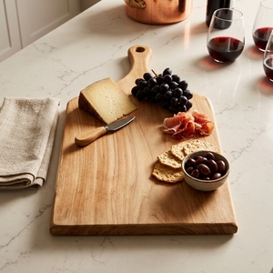 Planche à découper en bois de teck naturel à bords bruts, bloc de découpe en bois organique, plateau de service pour charcuterie, avec poignée de suspension - Product Image 4
