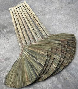 Balai en herbe de tigre pour la décoration de mariage, solutions de nettoyage durables et rustiques pour la maison, ensemble balai et pelle à manche en bois - Product Image 2