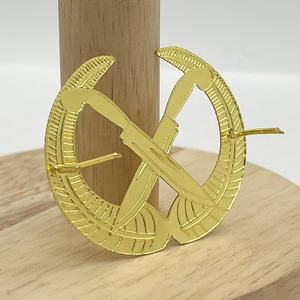 Pin de Solapa y Distintivo de Metal Dorado de Alta Calidad con Logotipo Personalizado Estampado y Rama de Olivo Calada - Product Image 3