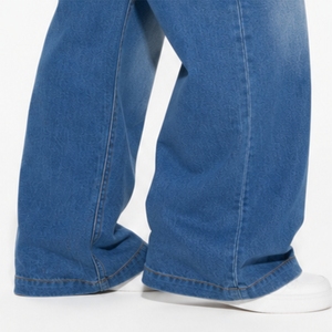 Jean en denim respirant brodé pour femme, coupe ample taille haute, jambe large, longueur intégrale, bleu vintage, en coton, idéal pour le printemps - Product Image 6