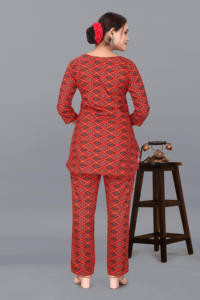 ชุดเซ็ตผู้หญิงลายพิมพ์สีแดงสุดหรู ผ้าโพลีเรยอน คอทรงกลม ชุดสองชิ้น สวมใส่สบายๆ ทรงหลวม ชุดกางเกงลำลองสำหรับผู้หญิง - Product Image 4