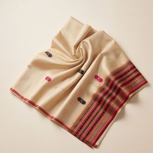 Sari en soie Tussah fait main, couleur naturelle, tissu satiné avec pièce de blouse non cousue et pompons décoratifs - Product Image 4