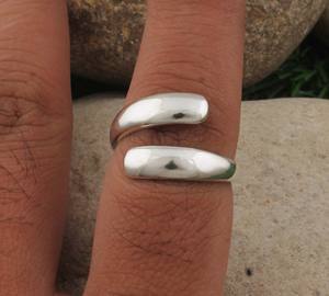 แหวนเงินแท้ 925 ดีไซน์คลาสสิคแบบ Bypass เรียบหรู ขัดเงา ปรับขนาดได้ แหวนเปิดวงแหวน สำหรับงานแต่งงาน งานปาร์ตี้ เครื่องประดับสำหรับผู้หญิง - Product Image 1