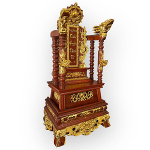 El altar ancestral, elaborosamente tallado en madera de Huong dorada, es una testimonancia de los antepasados de generaciones anteriores. - Product Image 4