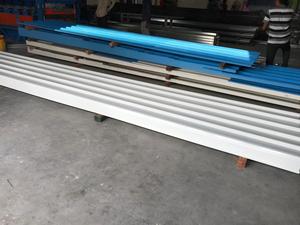 แผ่นหลังคาเหล็กเคลือบสี ASTM PPGI รีดเย็น สีน้ำเงินขาว ความแข็งแรง 350/550 MPA ปรับแต่งความยาวได้สำหรับงานก่อสร้าง - Product Image 1