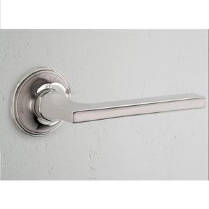 Poignée de porte moderne en acier couleur bronze pour la maison, personnalisable avec barre de confidentialité et serrure de porte intégrée - Product Image 5