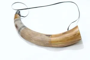 Corneta Vikinga Hecha a Mano con Cuerno Natural de Vaca y Buey, Diseño Simple de Trompeta con Motivos Nórdicos en Cuero por NS Overseas - Product Image 3