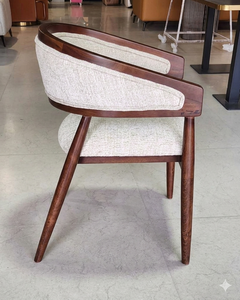 Fauteuil moderne en bois massif avec dossier incurvé en fer à cheval, assise et dossier rembourrés en tissu blanc - Product Image 4