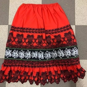Última producción de faldas micronesias: Faldas de algodón bordadas para mujer, diseño único de falda ajustada estilo isla micronésica - Product Image 3