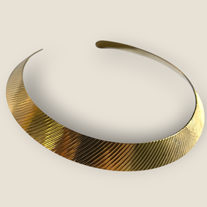 Collar de latón con diseño martillado y acabado dorado, estilo vintage, elegante y moderno para bodas y fiestas. - Product Image 4