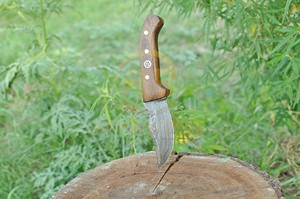 Cuchillo de Caza y Camping de Acero de Damasco Hecho a Mano de Alta Calidad, Cuchillo de Supervivencia para Exteriores de Hoja Fija con Mango de Madera Sólida y Protector - Product Image 2