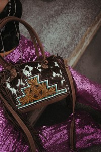 Sac fourre-tout en cuir de vachette western avec panneau floral gravé et accent turquoise |   Sac à bandoulière en cuir à franges pour femmes - Product Image 4