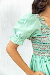 Robe midi en coton brodé vert pastel avec manches bouffantes pour femmes, dotée d'un tissu léger, d'un style moderne et d'une coupe confortable - Product Image 6