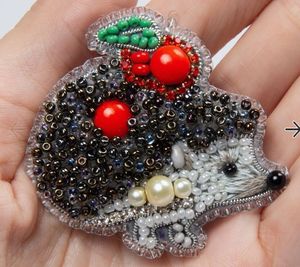 Broche de luxe brodée avec des détails de perles cousues à la main, broderie artisanale, bijou perlé pour femme - Product Image 4