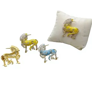 Broche vintage plaquée or émail licorne zircon, strass en cristal, épingle de revers, bijou pour femmes et hommes, idéal pour mariage et fête - Product Image 1