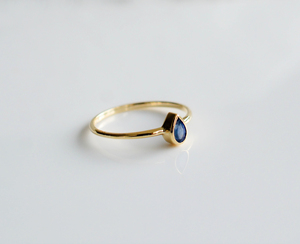 The Royal DROP 14K แหวนโซลิแทร์แซฟไฟร์สีน้ำเงินตัดลูกแพร์ - Product Image 2