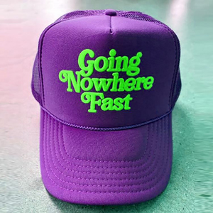Casquette de camionneur verte avec logo « Going Nowhere Fast » brodé rose, casquette en maille unisexe, style décontracté, ajustement réglable, à porter au printemps et en été - Product Image 5