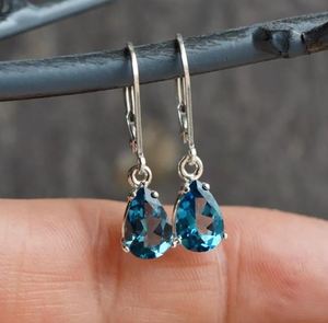 Boucles d'oreilles pendantes en topaze bleue de Londres, forme poire, en argent sterling 925, plaqué or, délicates, en forme de goutte, pierres précieuses, élégantes, minimalistes, bijoux de soirée - Product Image 1