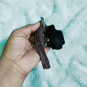 Llavero artesanal de cuerno de búfalo con borla de cuero, llavero natural hecho a mano al mejor precio - Product Image 2