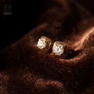 Boucles d'oreilles clous carrées serties de diamants – Or 14 carats avec diamants certifiés – Fabricant de bijoux fins - Product Image 1