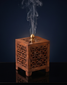 Quemador de incienso de madera cuadrado con diseño floral calado y pomo de latón, regalo aromático - Product Image 2
