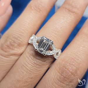 แหวนเพชรแล็บทรงมรกต 2 กะรัต แบบครอสโอเวอร์ ประดับเพชรเม็ดเล็กๆ รูปทรงปาเว่ ได้รับการรับรองจาก IGI ตัวเรือนทองคำขาว 10K แหวนหมั้น - Product Image 4