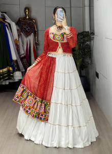 Blusa de algodón y rayón con diseño Kutchi y adornos de espejo, con lehenga de algodón y rayón y koti, lista para usar, colección Navratri. - Product Image 3