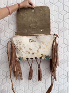 Bolso bohemio informal de piel para mujer, bolso de compras metálico con pelo en elegante acento de pelo sobre piel - Product Image 4